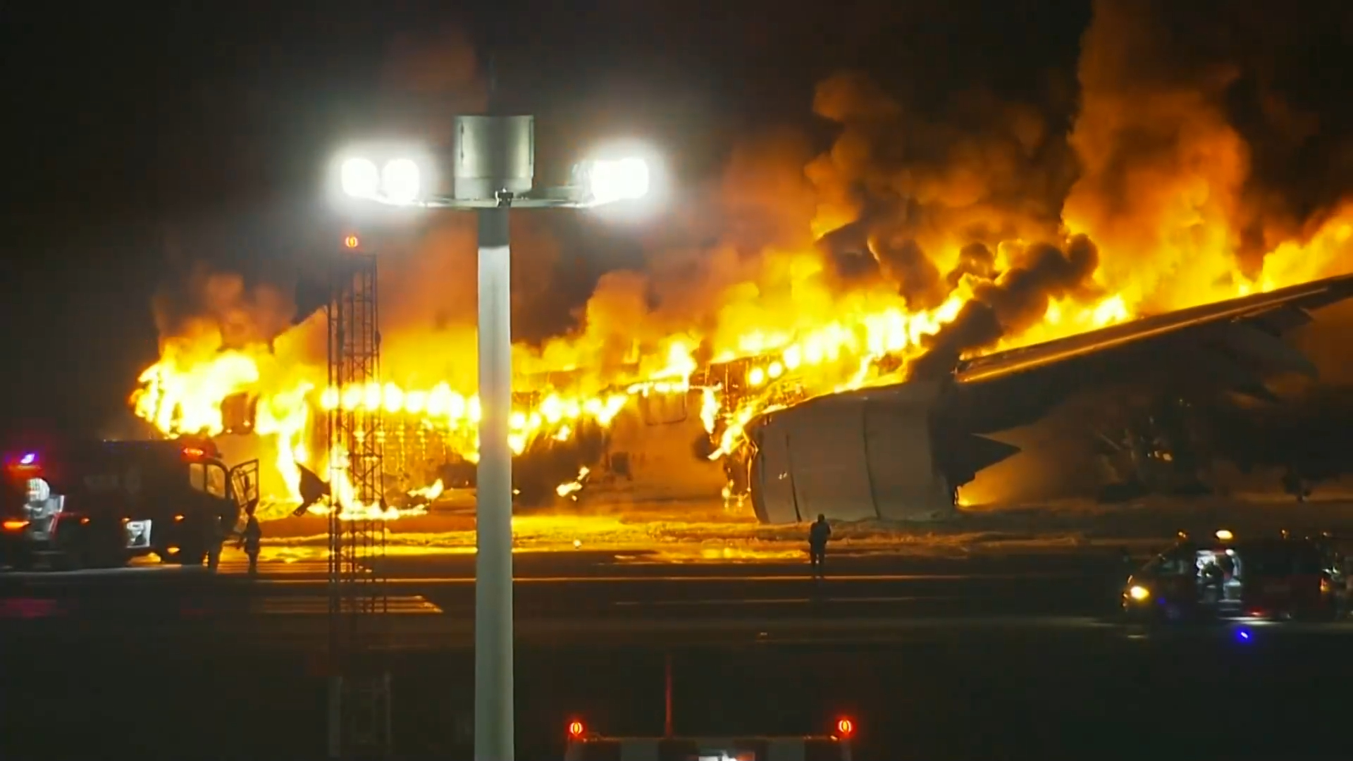 Japon : un avion de ligne, avec passagers à bord, en feu à l’aéroport de Tokyo-Haneda